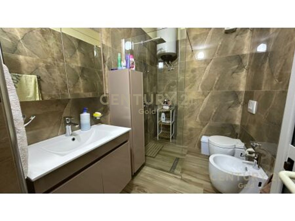 Apartament i bollshem 2+1+2 + 2 ballkone tek ish stacioni i fundit i tiranes se re !