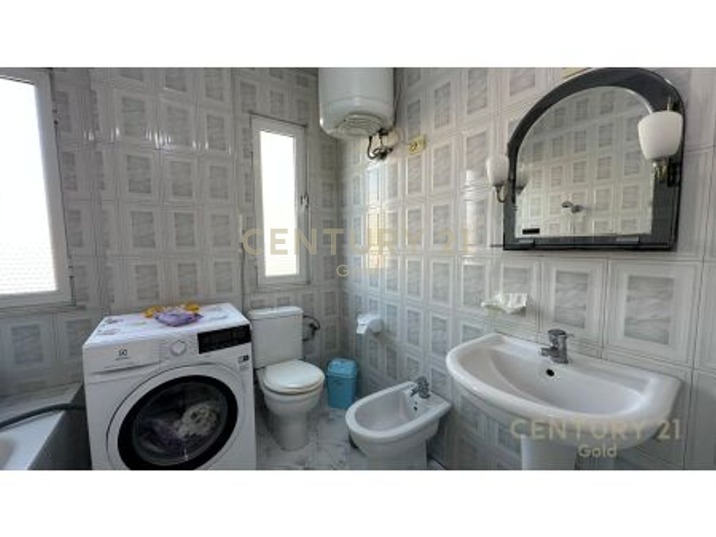 Apartament i bollshem 2+1+2 + 2 ballkone tek ish stacioni i fundit i tiranes se re !