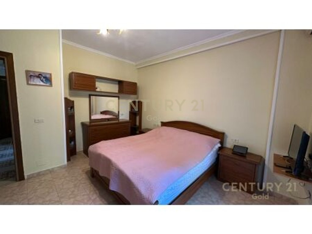 Apartament i bollshem 2+1+2 + 2 ballkone tek ish stacioni i fundit i tiranes se re !