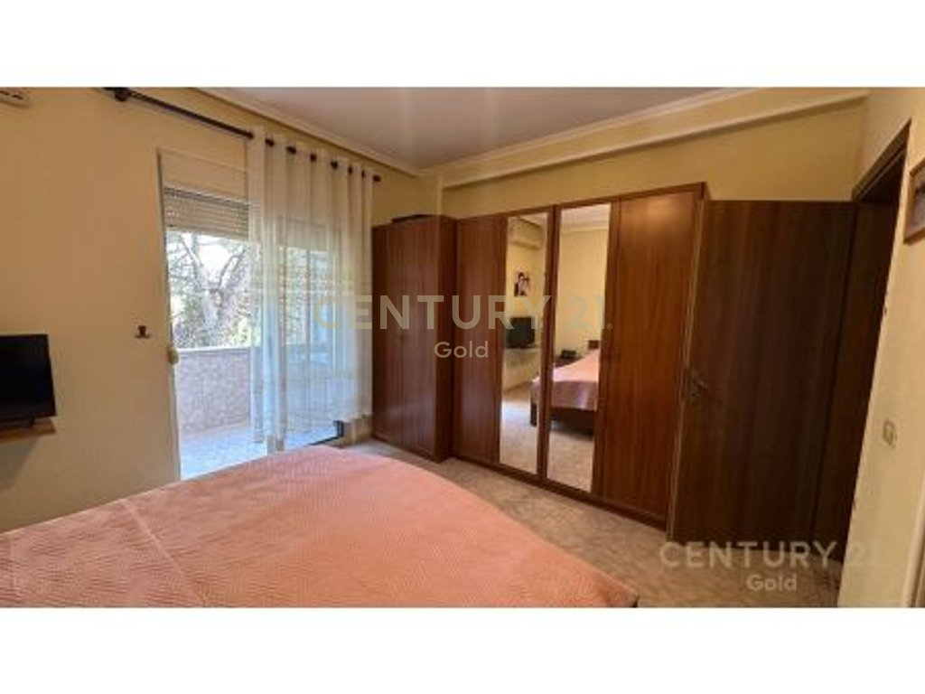 Apartament i bollshem 2+1+2 + 2 ballkone tek ish stacioni i fundit i tiranes se re !
