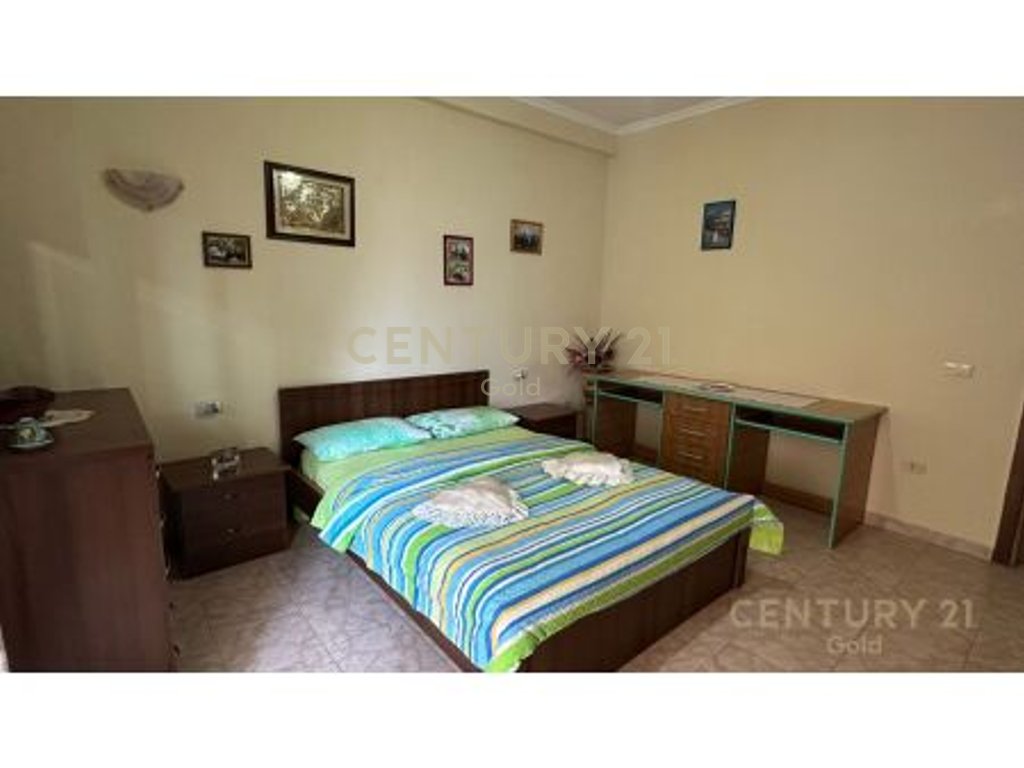 Apartament i bollshem 2+1+2 + 2 ballkone tek ish stacioni i fundit i tiranes se re !