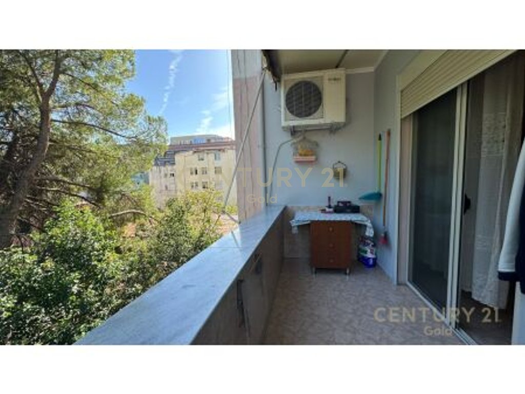 Apartament i bollshem 2+1+2 + 2 ballkone tek ish stacioni i fundit i tiranes se re !