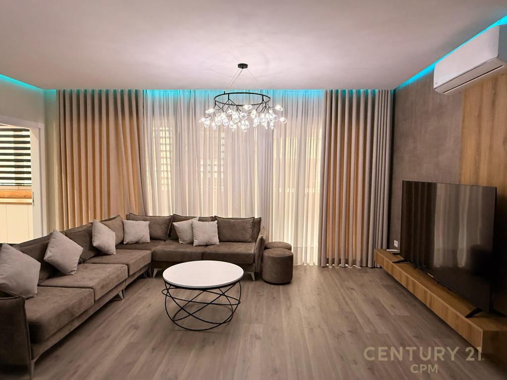 Jepet me qira apartament 2+1+2 tek kafe flora !