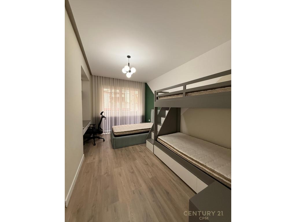 Jepet me qira apartament 2+1+2 tek kafe flora !
