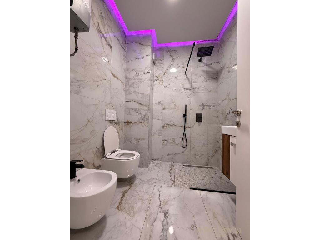 Jepet me qira apartament 2+1+2 tek kafe flora !