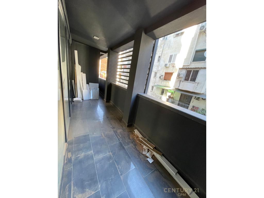 Jepet me qira apartament 2+1+2 tek kafe flora !