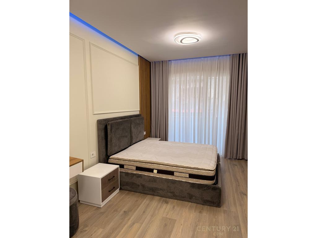 Jepet me qira apartament 2+1+2 tek kafe flora !