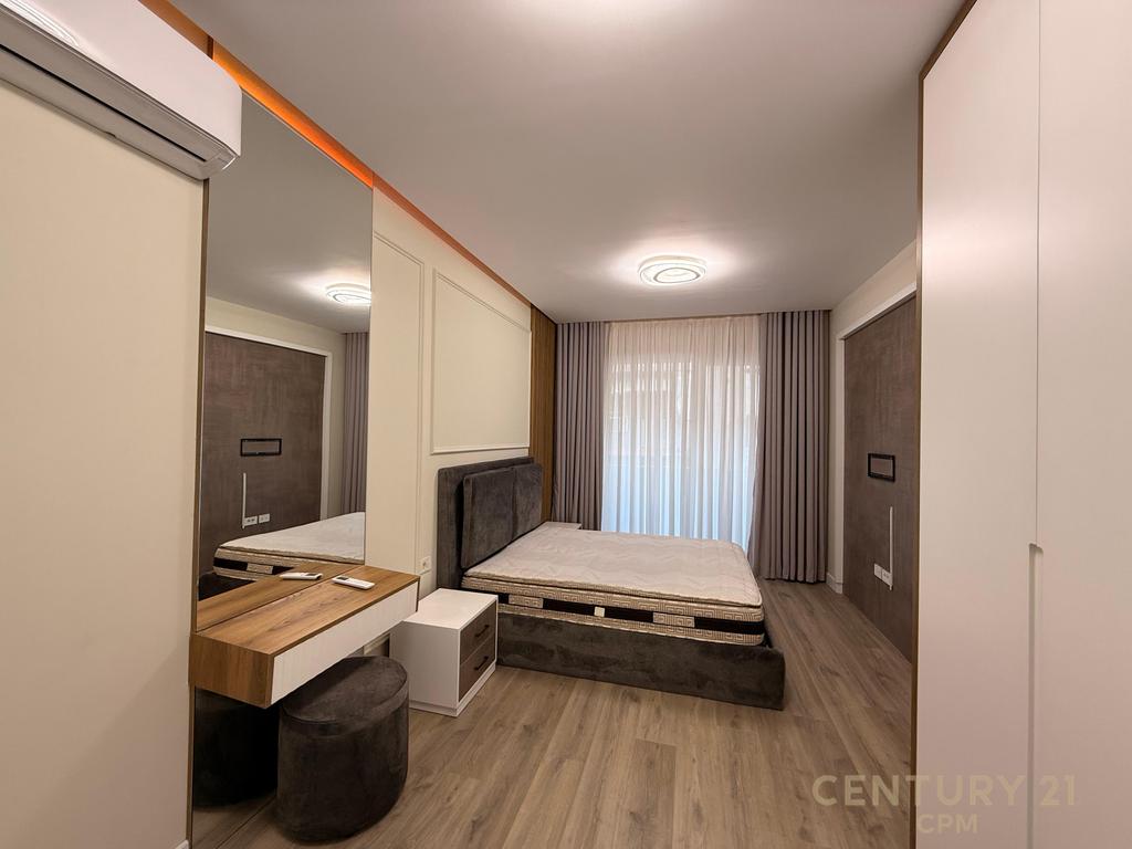 Jepet me qira apartament 2+1+2 tek kafe flora !