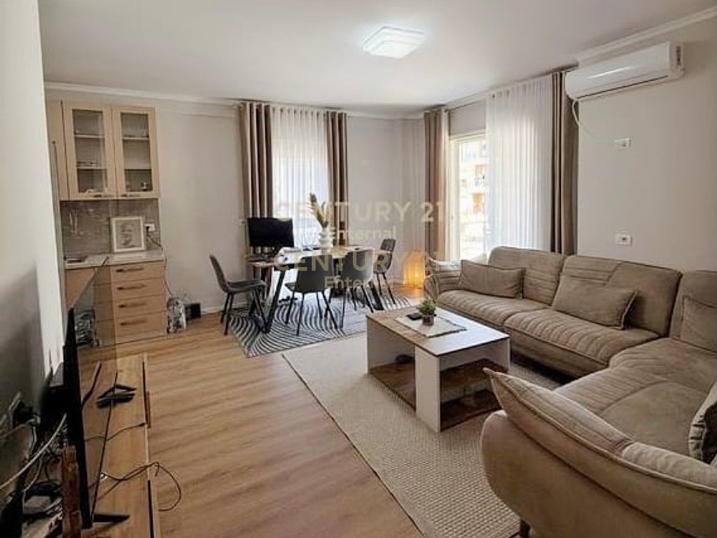 Jepet me qira apartament 2+1+2 tek kafe flora !