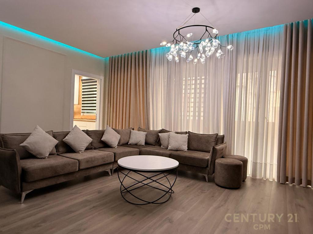 Jepet me qira apartament 2+1+2 tek kafe flora !