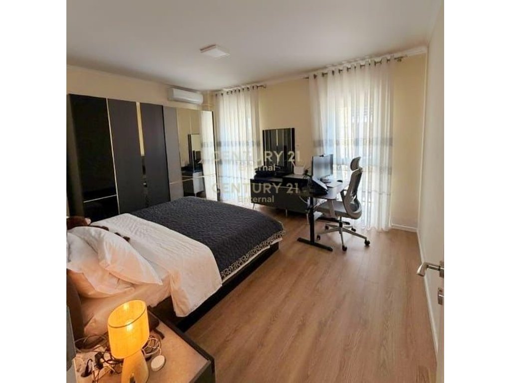 Jepet me qira apartament 2+1+2 tek kafe flora !