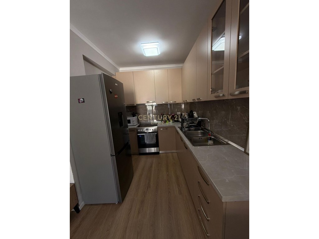 Jepet me qira apartament 2+1+2 tek kafe flora !