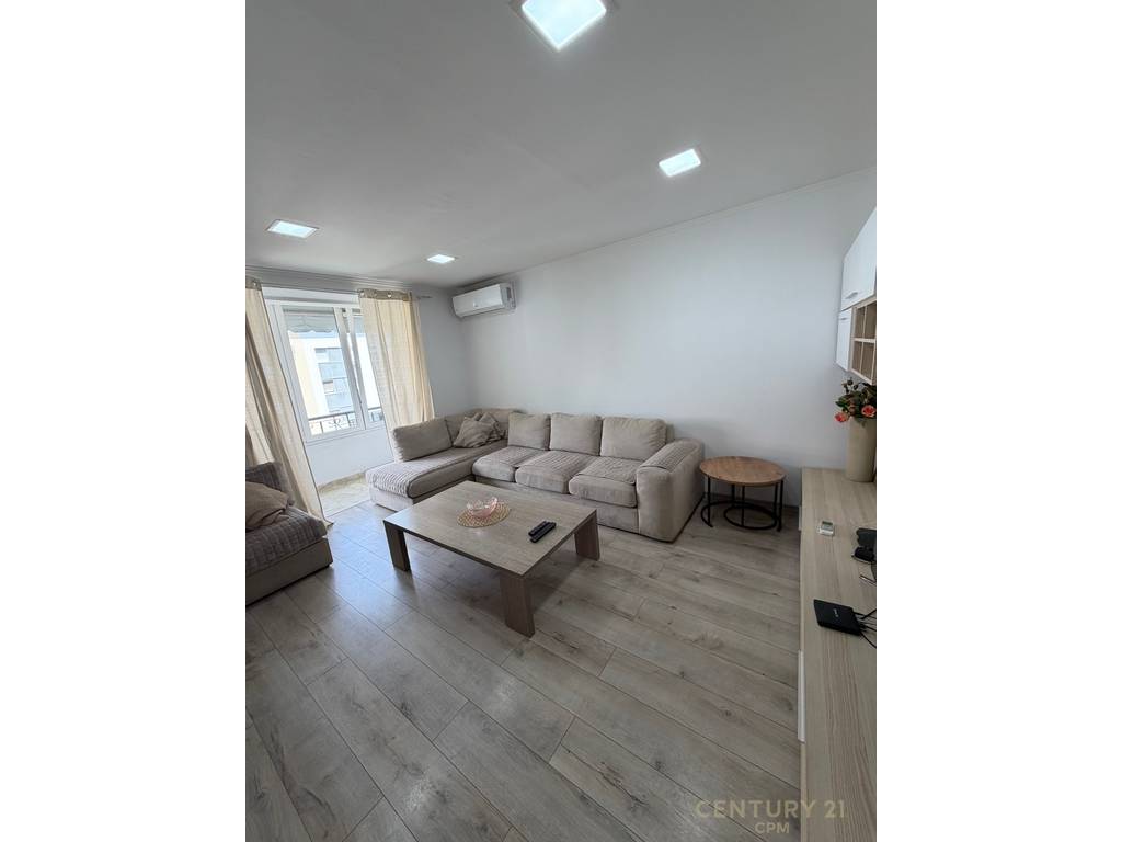 Jepet me qira apartament 2+1+2 tek kafe flora !