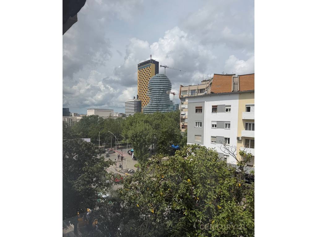 Jepet me qira apartament 2+1+2 tek kafe flora !