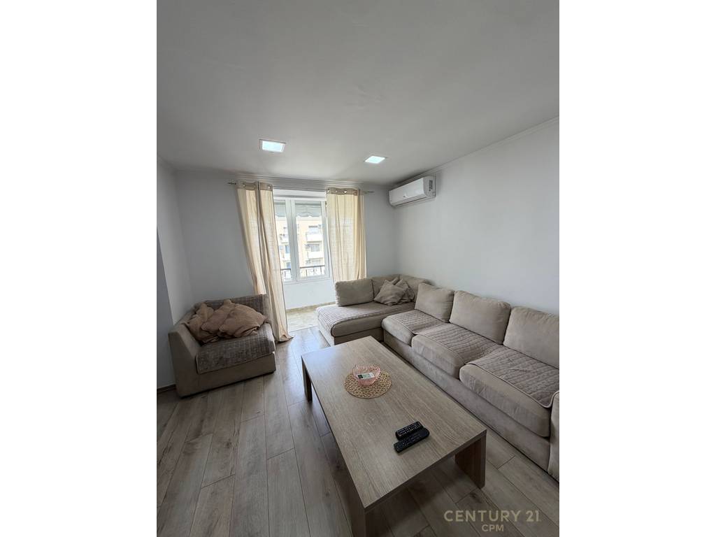 Jepet me qira apartament 2+1+2 tek kafe flora !