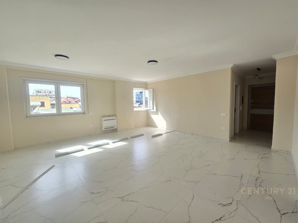 Jepet me qira apartament 2+1+2 tek kafe flora !