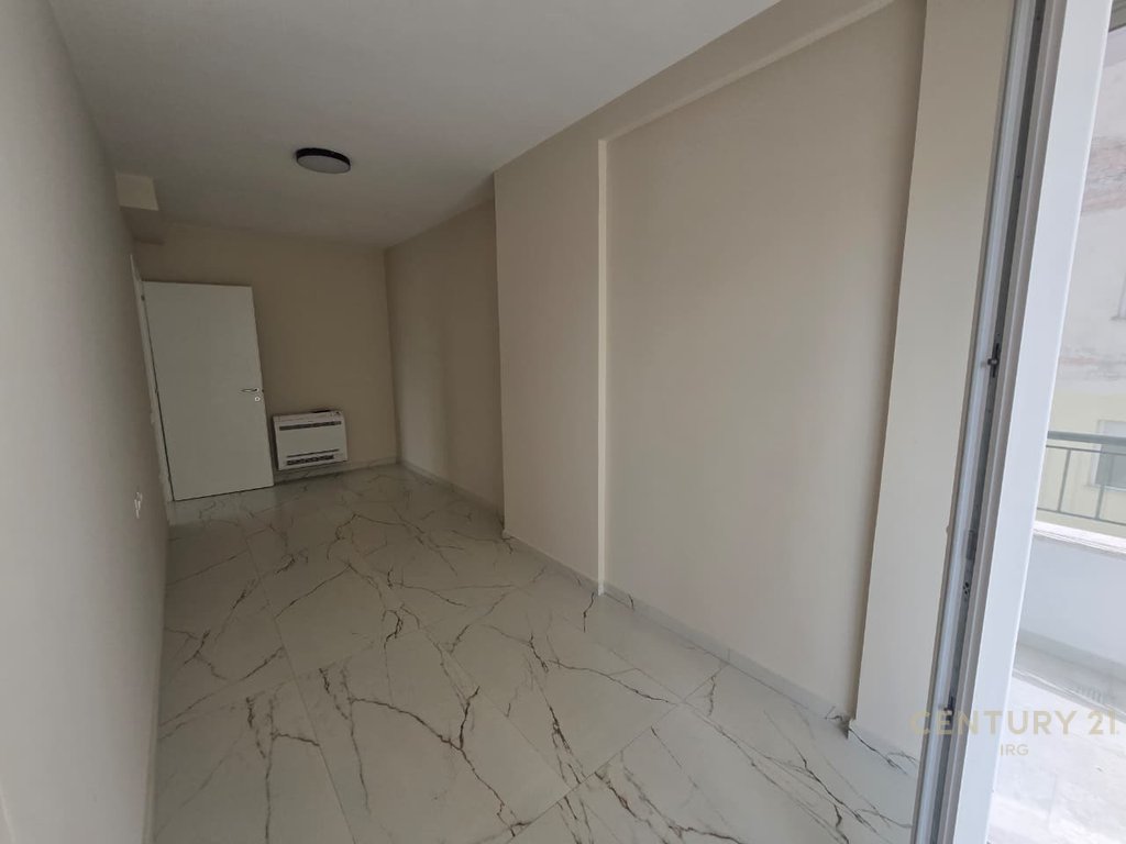 Jepet me qira apartament 2+1+2 tek kafe flora !