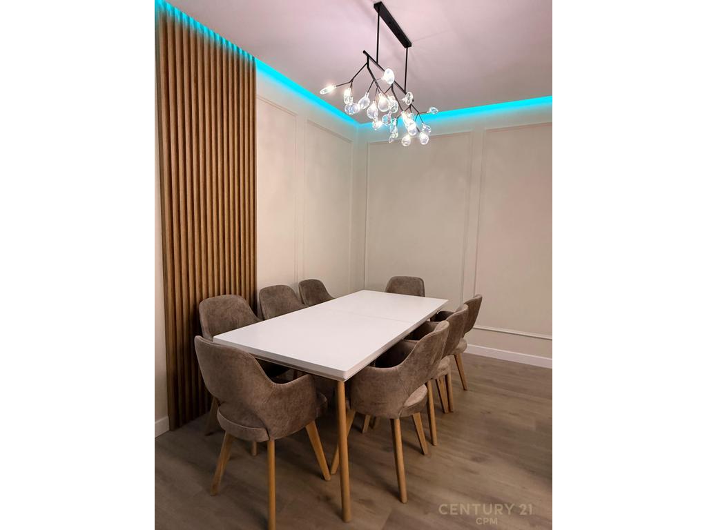 Jepet me qira apartament 2+1+2 tek kafe flora !