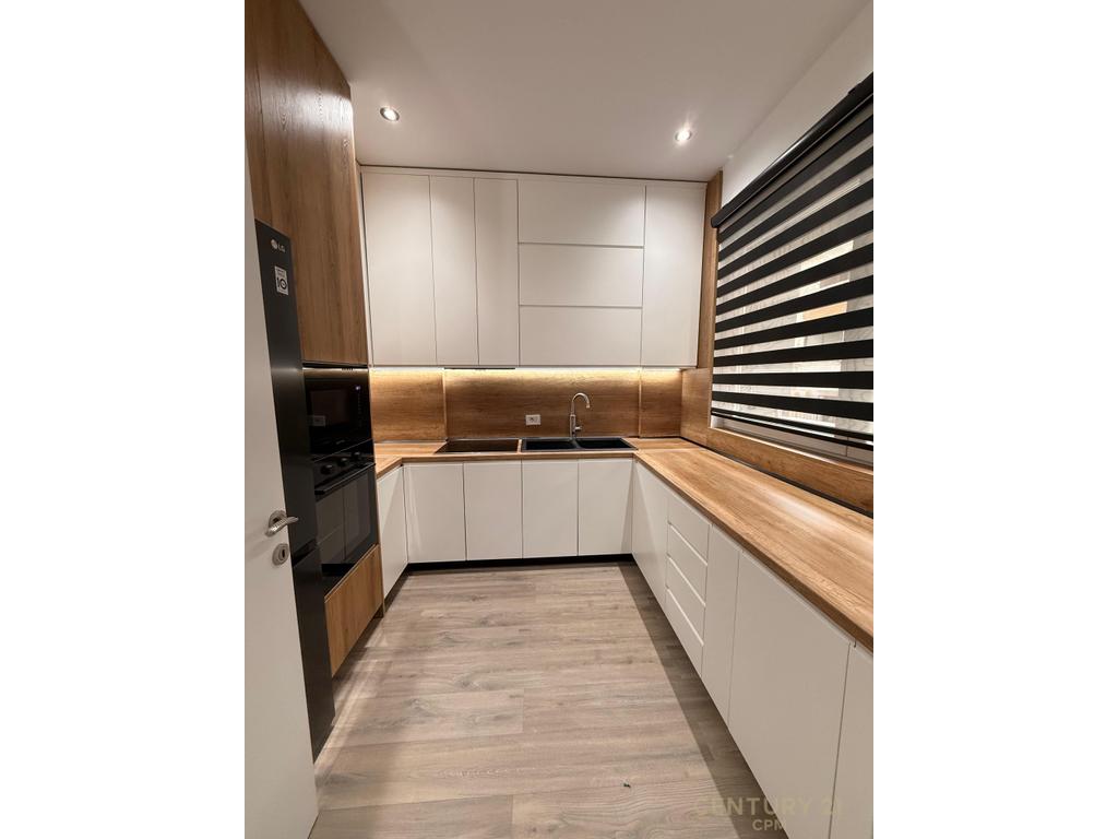 Jepet me qira apartament 2+1+2 tek kafe flora !