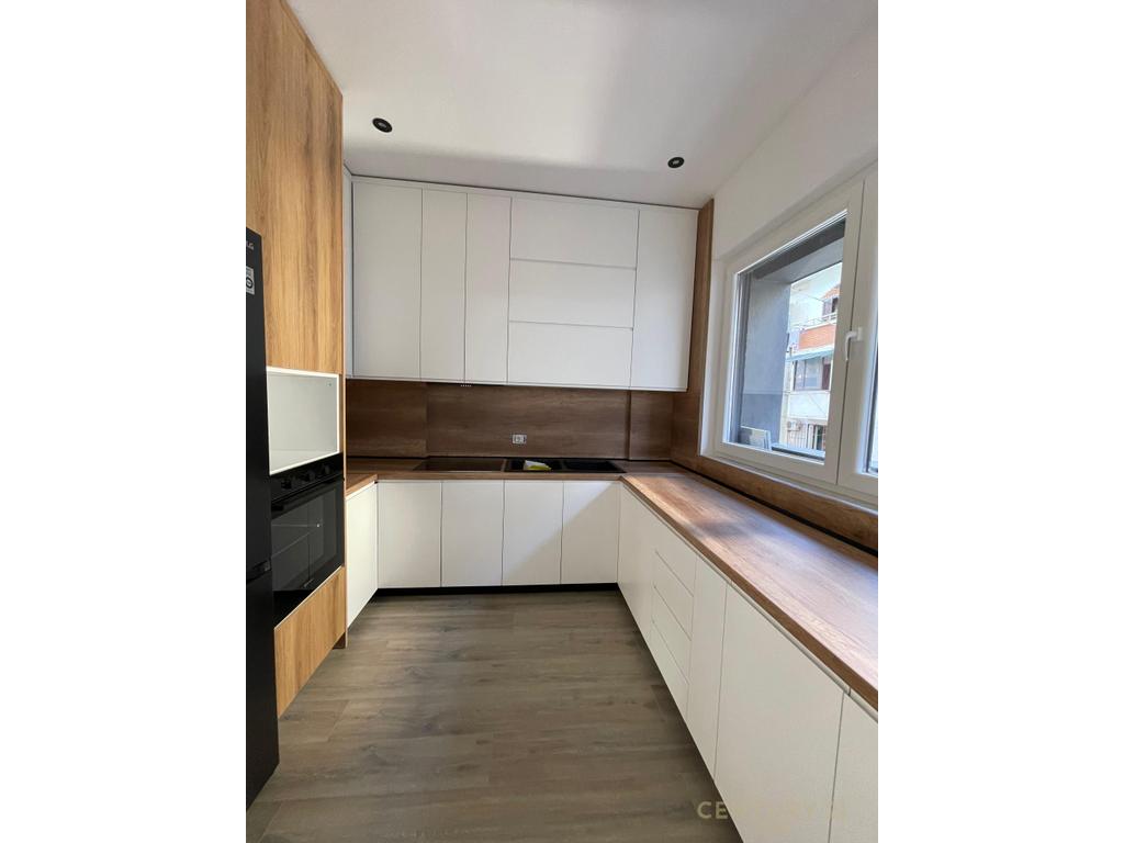 Jepet me qira apartament 2+1+2 tek kafe flora !