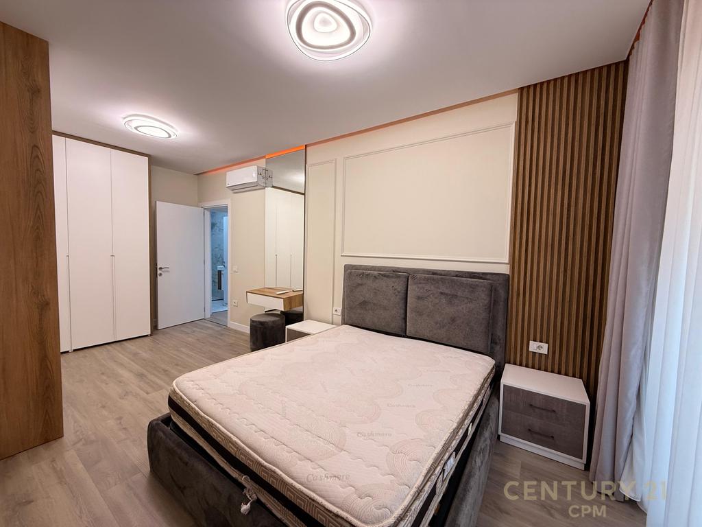 Jepet me qira apartament 2+1+2 tek kafe flora !