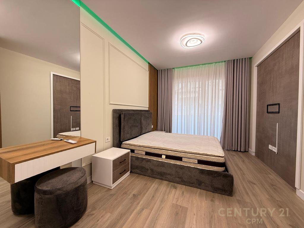 Jepet me qira apartament 2+1+2 tek kafe flora !