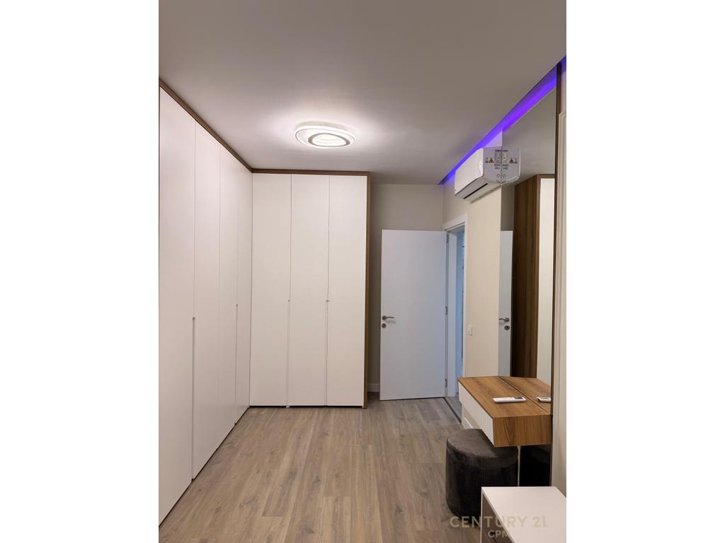 Jepet me qira apartament 2+1+2 tek kafe flora !