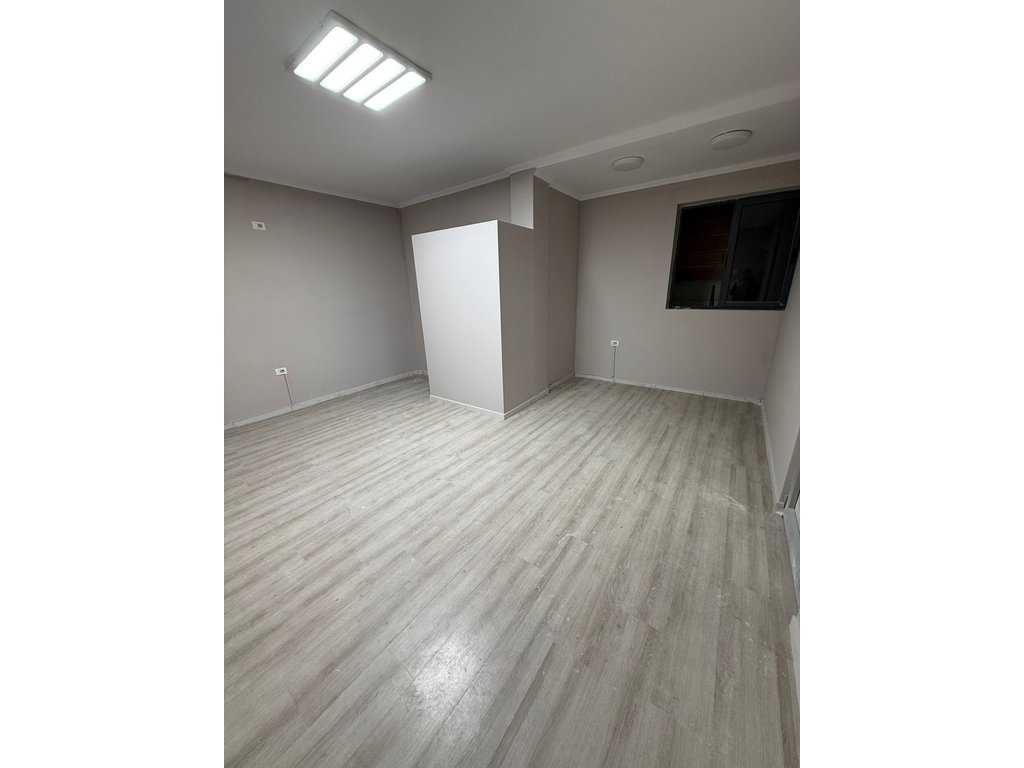 Ambient komercial me qira në rruga e elbasanit, prane xhamise Sauk, Tiranë -