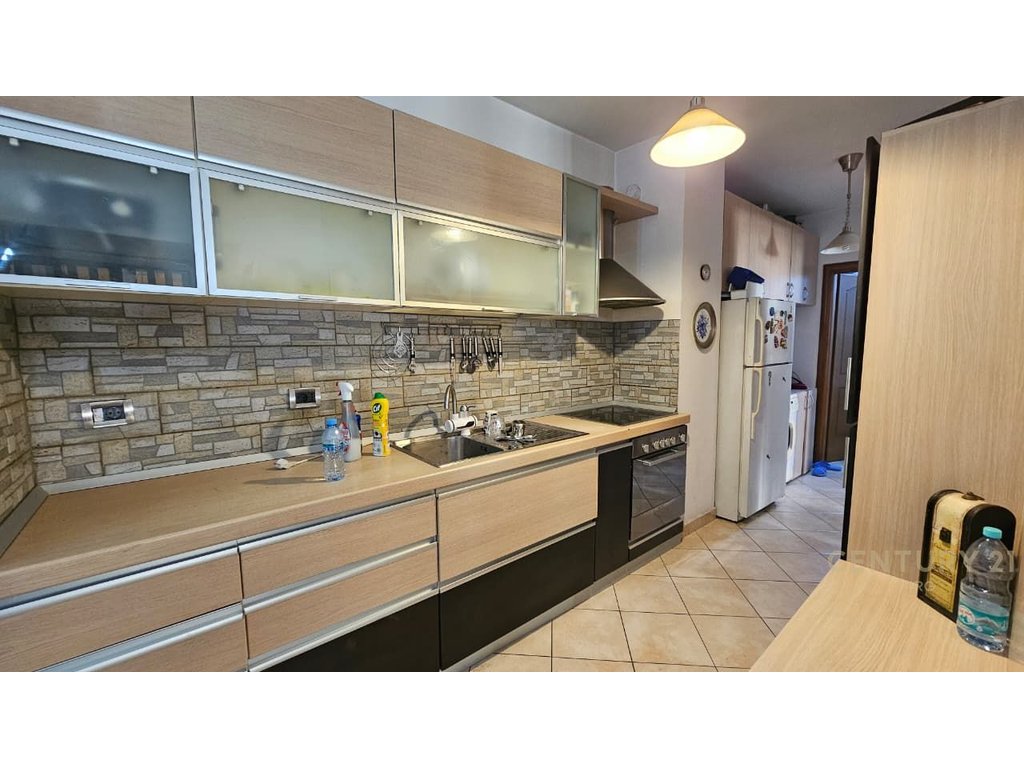 Shesim apartament 1+1 te hora vertikale!