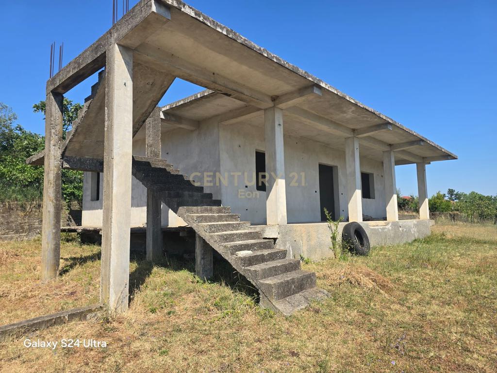 Casa privada à venda, de 1 andar em shenavlash, durres!