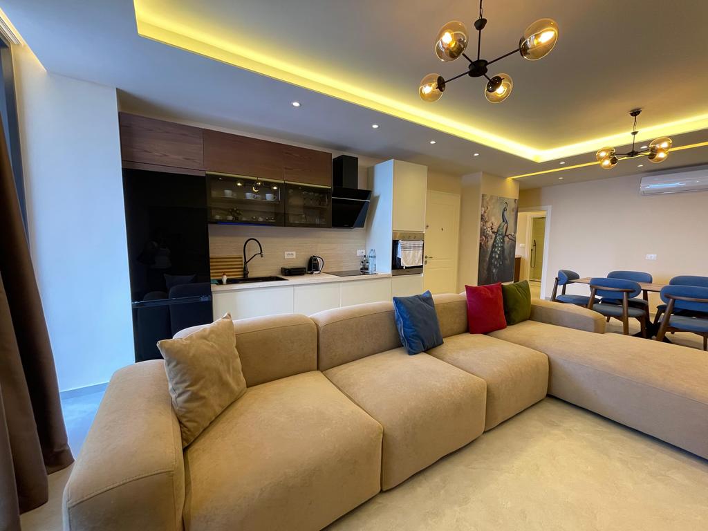 Sarande, appartement 3+1+3 entierement investissable.