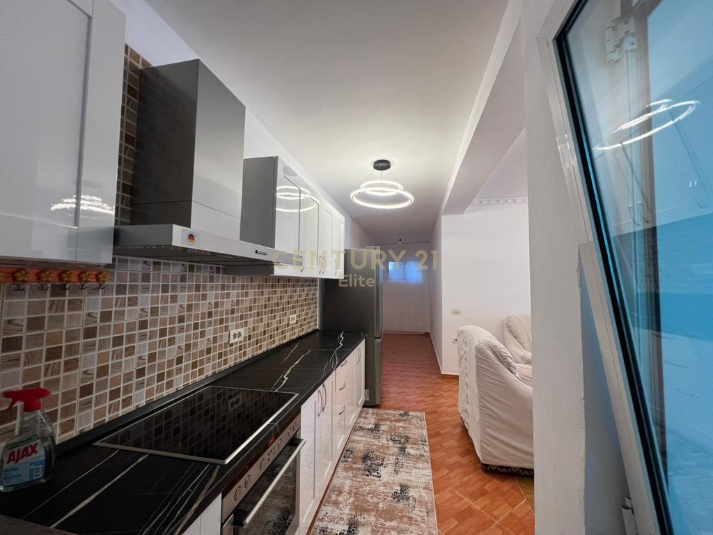 Apartament 1+1 me verandë në kodrën e priftit – I pabanuar, në godinë të re me ashensor