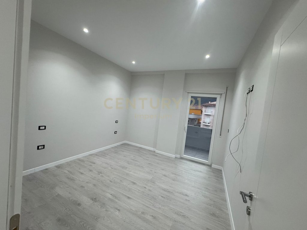 Apartament 1+1 me verandë në kodrën e priftit – I pabanuar, në godinë të re me ashensor
