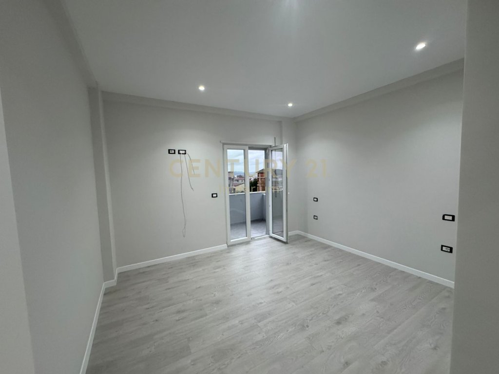 Apartament 1+1 me verandë në kodrën e priftit – I pabanuar, në godinë të re me ashensor