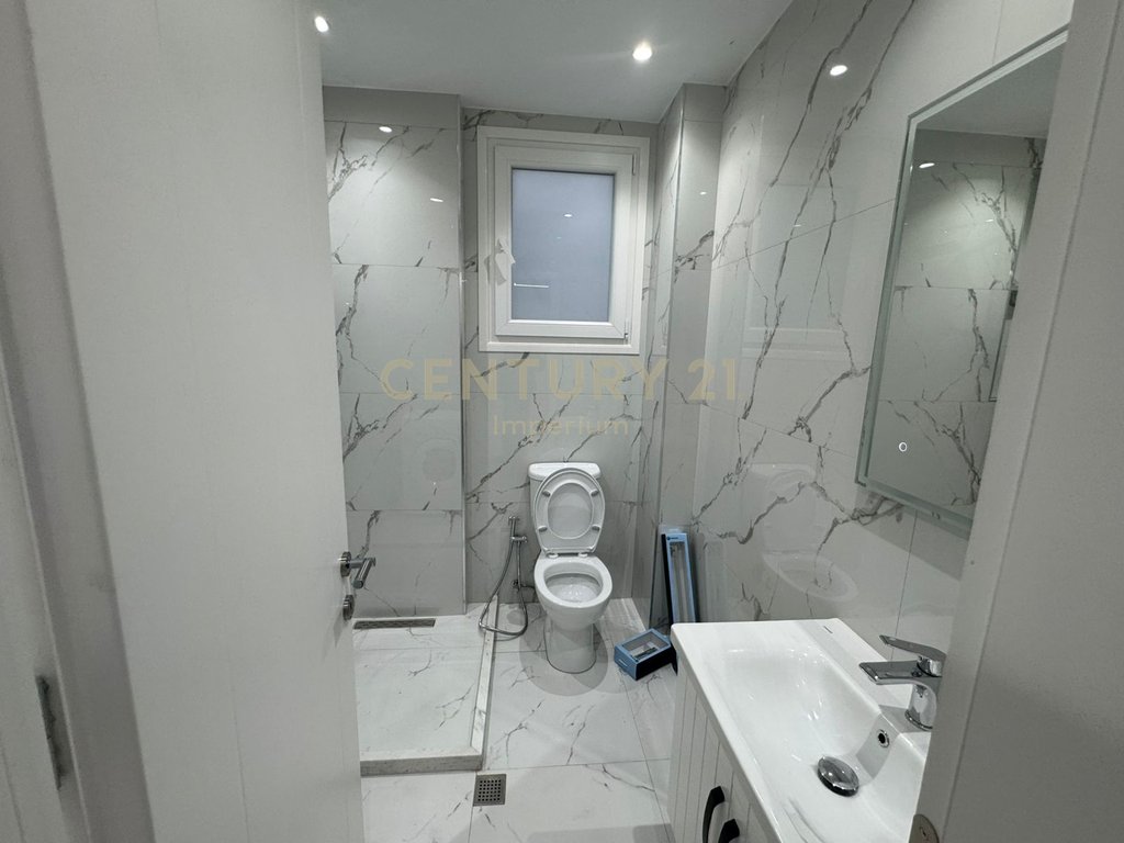 Apartament 1+1 me verandë në kodrën e priftit – I pabanuar, në godinë të re me ashensor