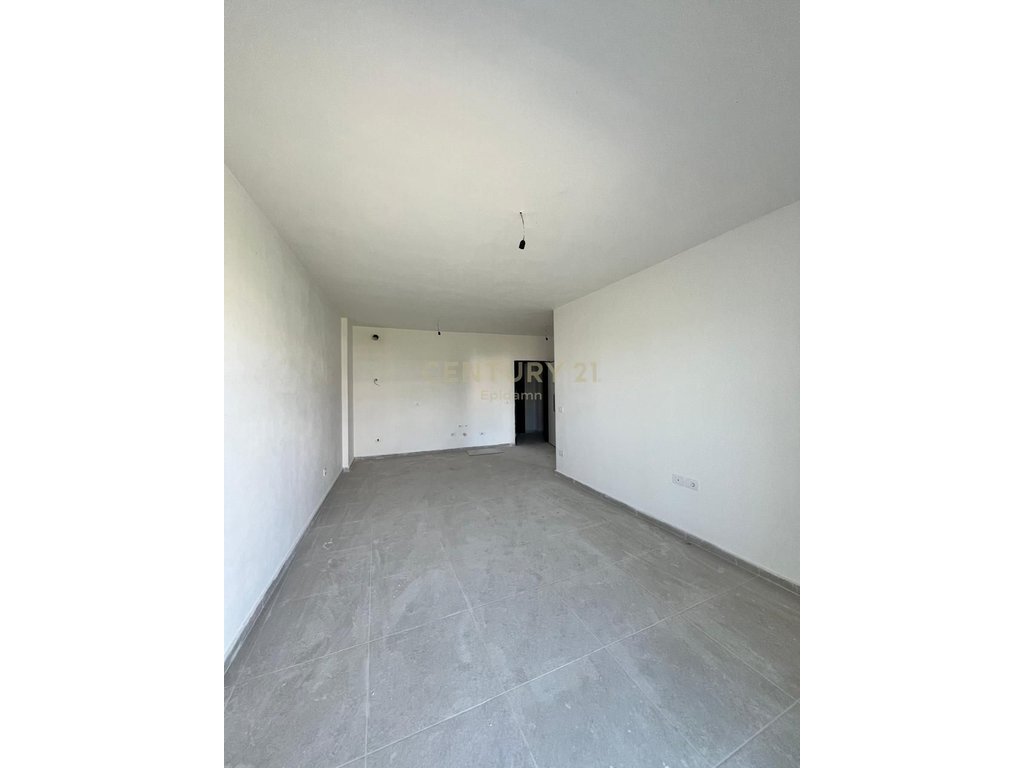 Shitet super apartament ne malin e robit !