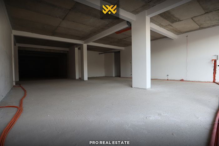 Local commercial 415m² à louer sur rruga c