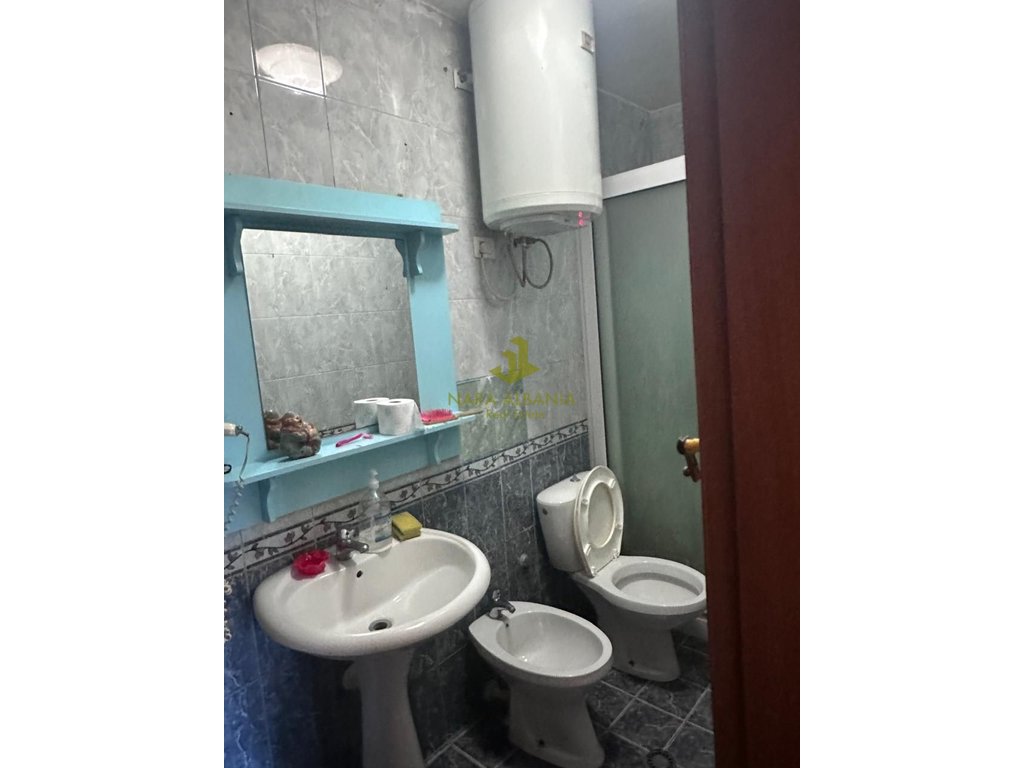 Oportunidad de inversión – 2 entradas (1+1 + estudio) con patio 130 m², primera línea de costa, 165,000€