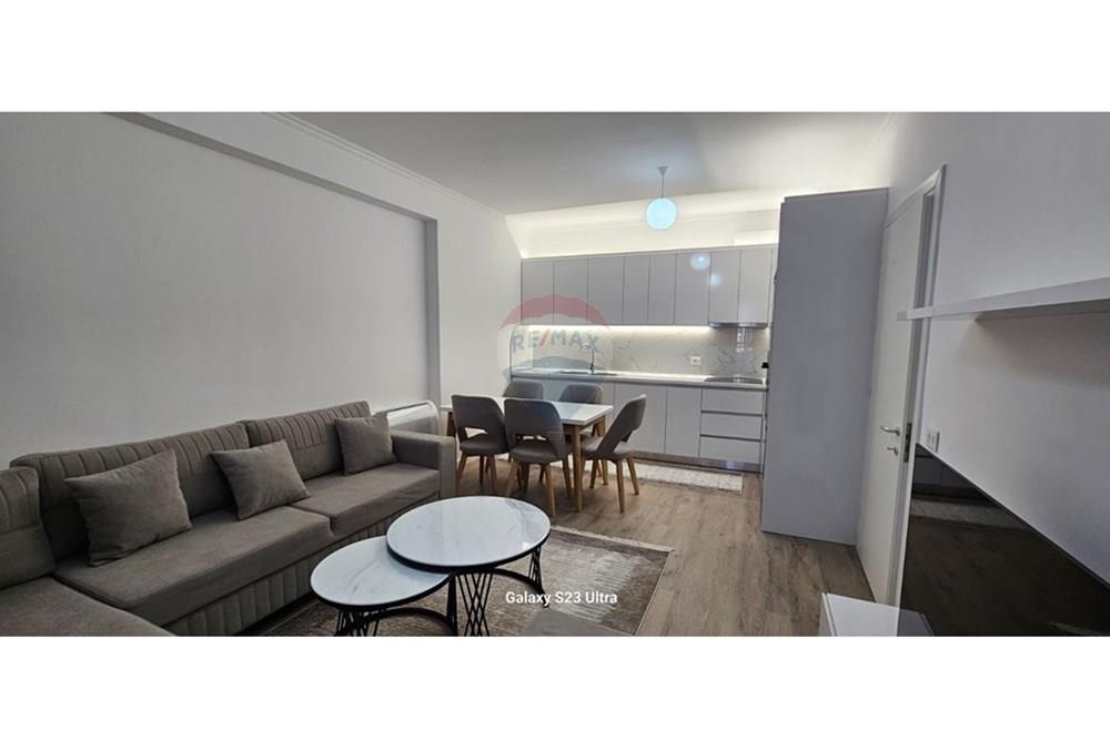 Apartament me qira 2+1+2 në oasis residence, i pozicionuar në katin e 5-të të një pallati modern me standarde të larta ndërtimi dhe administrimi.