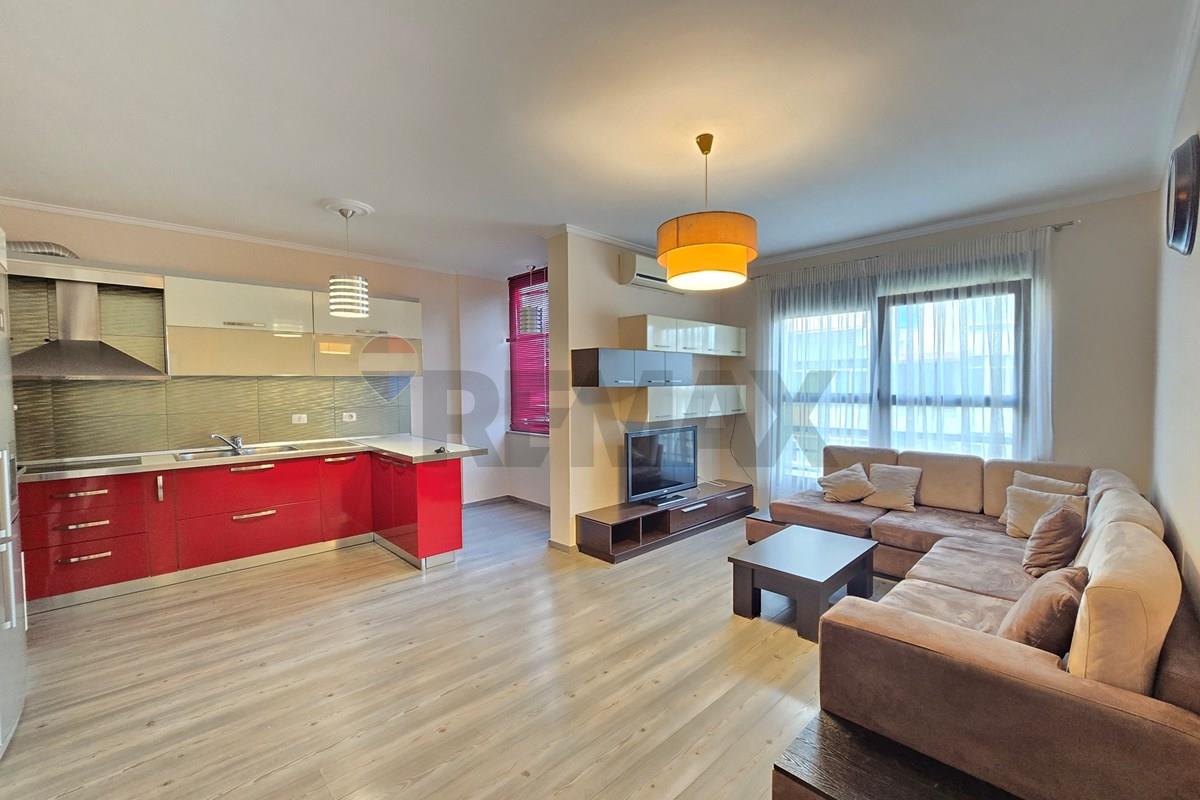 Appartamento situato al 4 piano di un edificio ben tenuto, vicino al parco del lago