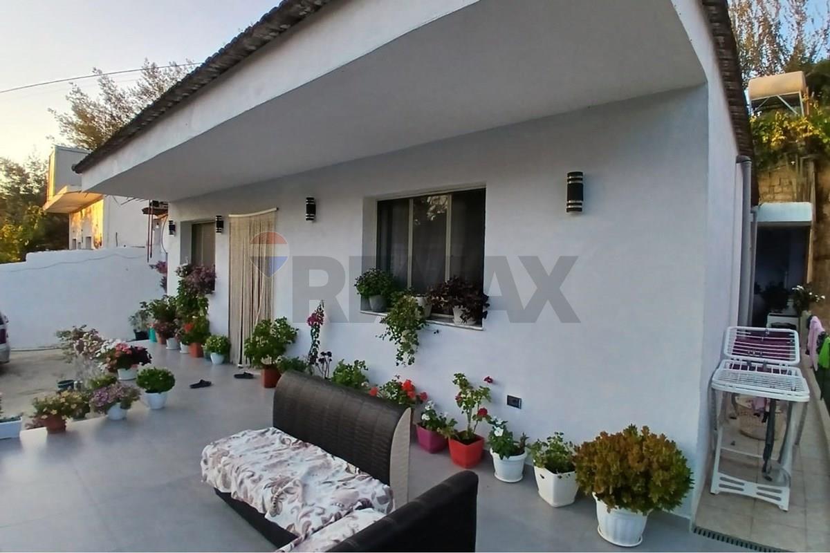 Casa privata in vendita con 140 m² di superficie edificabile e 250 m² di terreno, in una zona tranquilla e accessibile a lanabregas