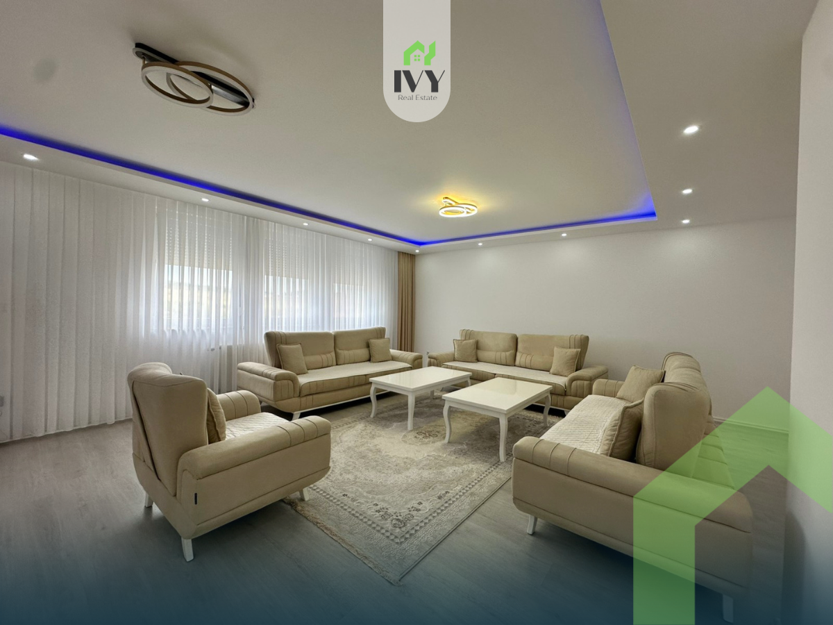 Maison et terrain 90 ares à vendre sur la route principale Podujevë-Prishtinë