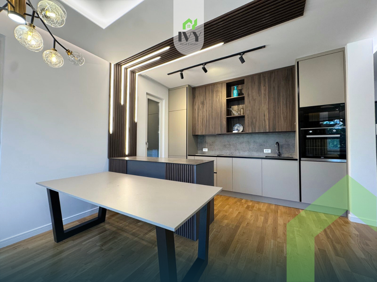 Casa di 221 metri quadrati in vendita a hajvali.