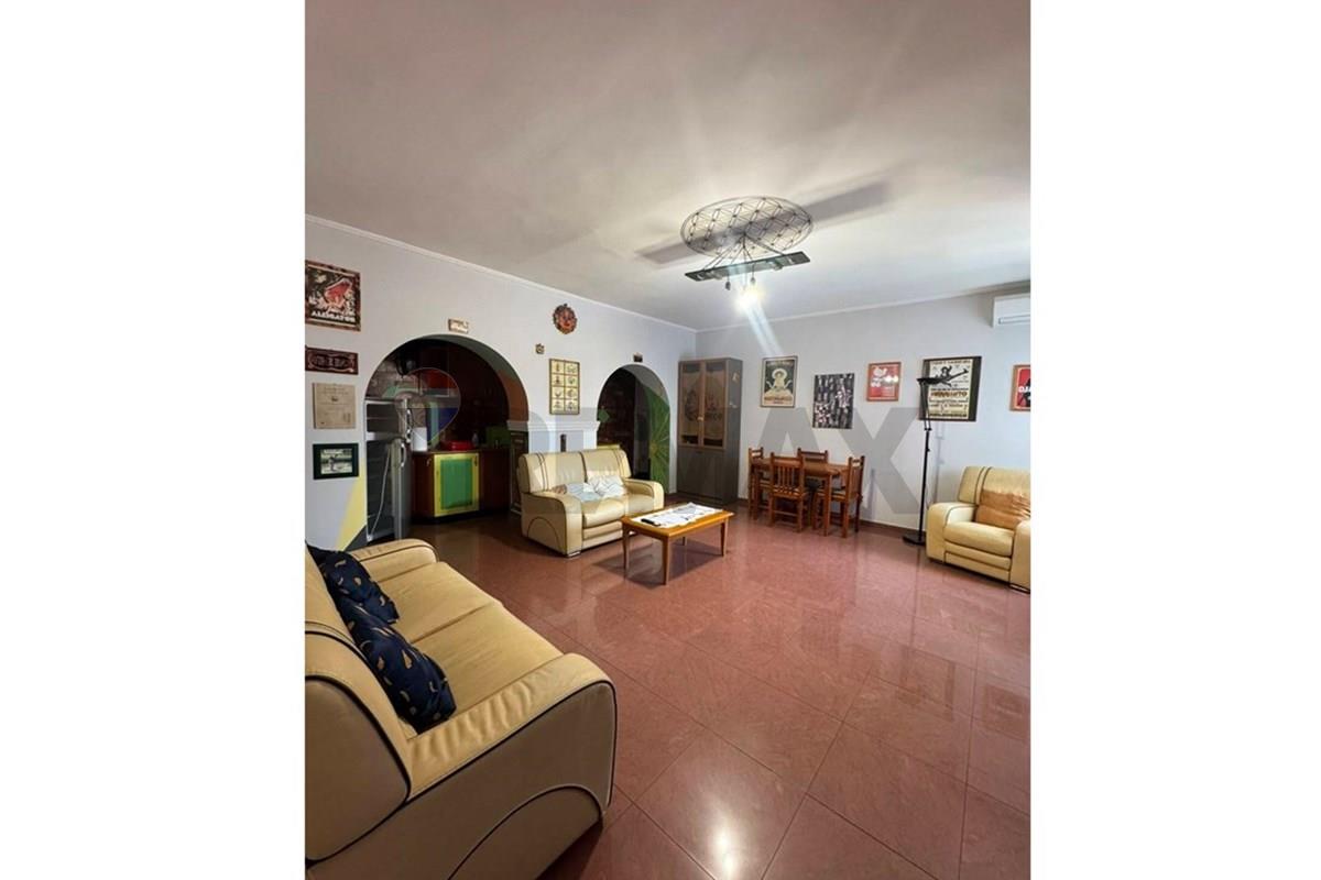 Ofrohet me qira apartament 1+1, i pozicionuar në katin e 3-të të një pallati me ashensor pranë pallatit të postës, në zonën e sheshit wilson.
