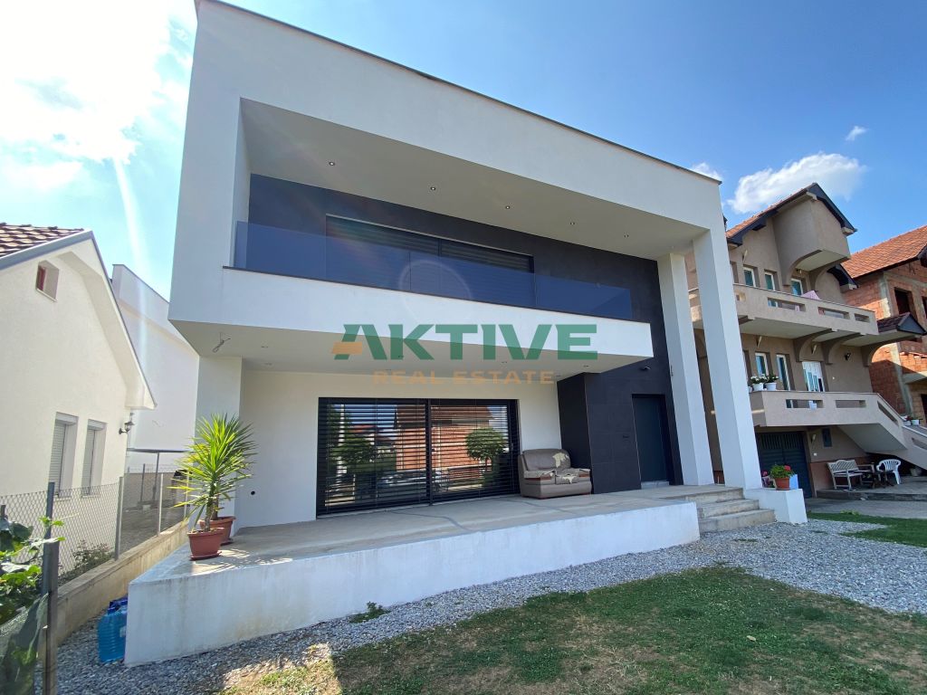 Maison dans la rue adem gllavica