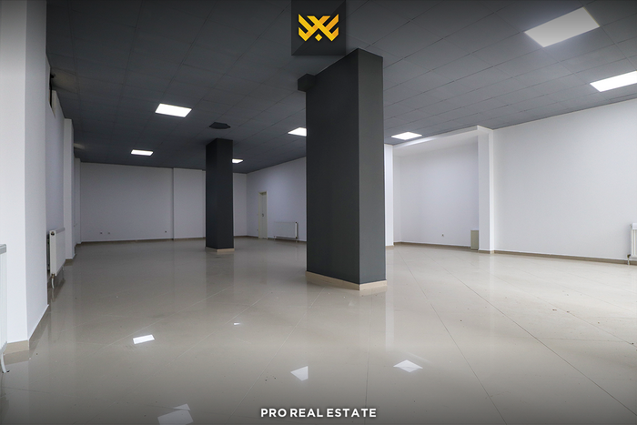 Locale commerciale di 127m² in affitto a Tophane.