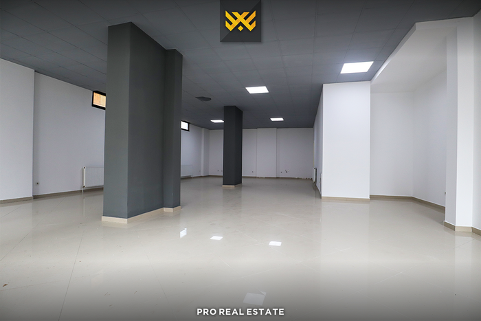 Locale commerciale di 127m² in affitto a Tophane.