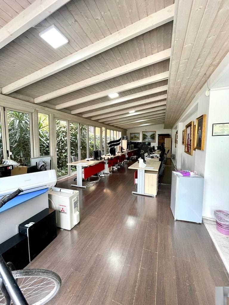 Local comercial en venta 216 metros cuadrados calle Elbasan 580.000 euros