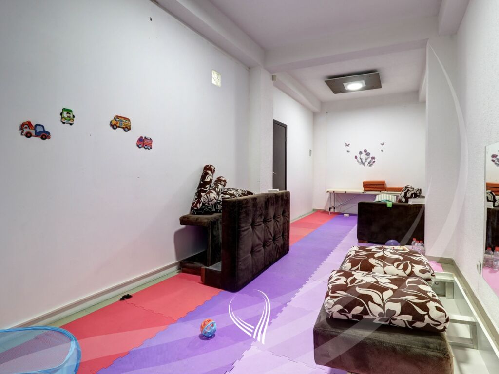 Lokal 300 metra katror me qira në lagjen e muhaxherëve