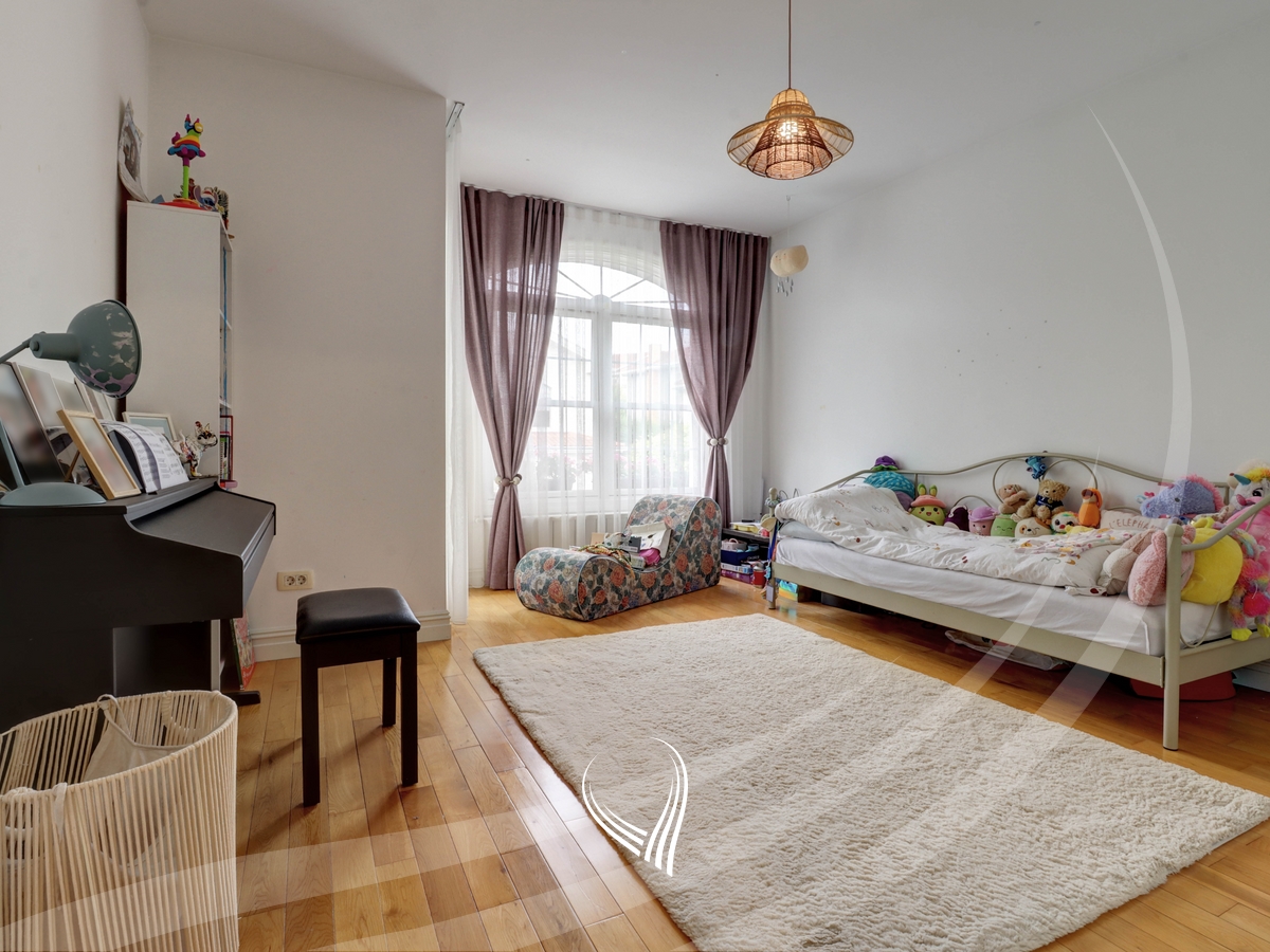 Shtëpi me 3 dhoma gjumi në shitje në fshat ndërkombëtar - international village